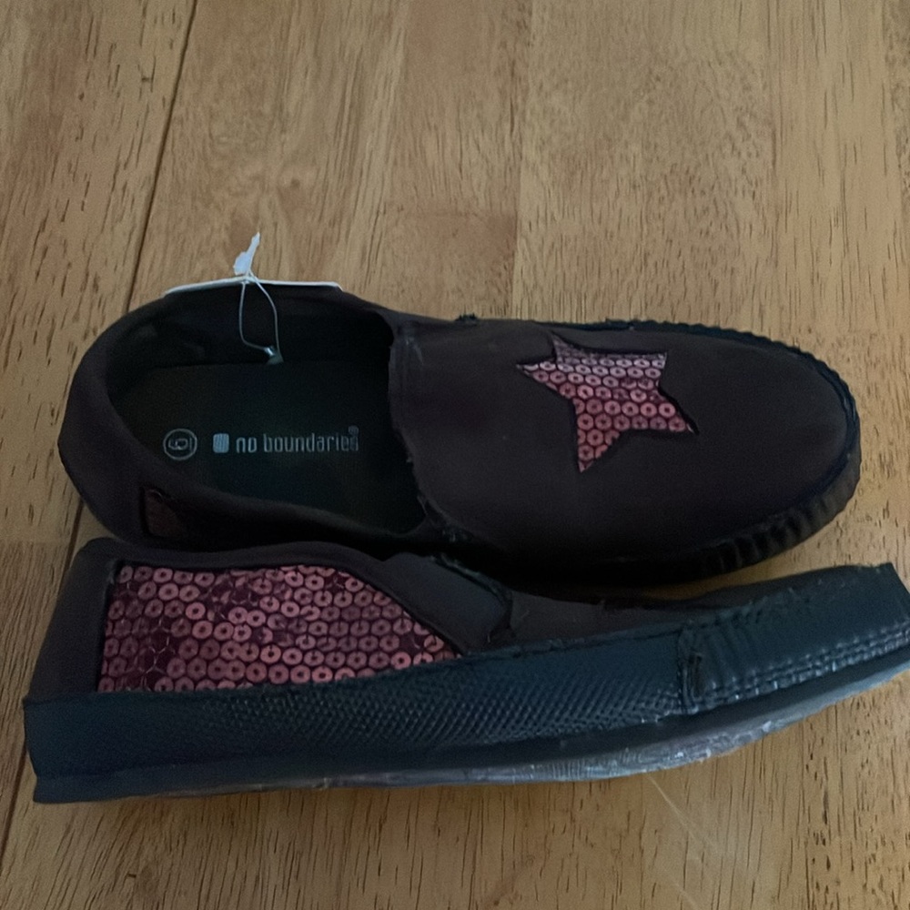 No boundaries brown suede slip ons with red sequin stars - Picture 6 of 8